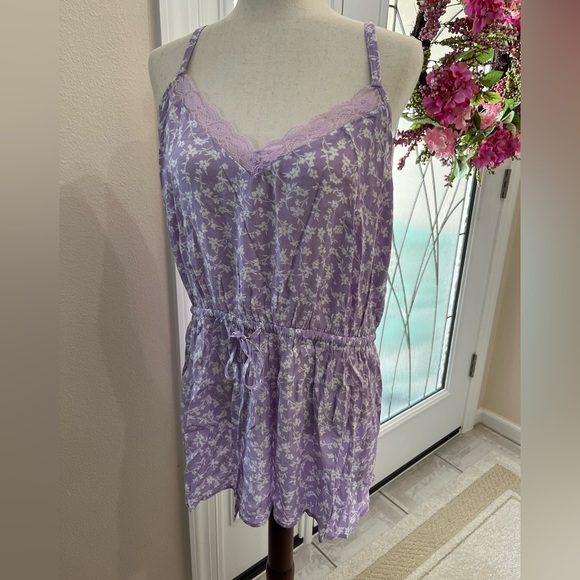 Trendy Floating Daisy V-neck Camisole Top, NWT - Picture 4 of 7